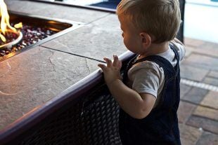 Mürdüm Renk Kalın Kauçuk Kenar Koruyucu 2 m – Bebek & Çocuk Güvenliği için Masa/Sehpa Kenar Darbe Koruma Şeridi